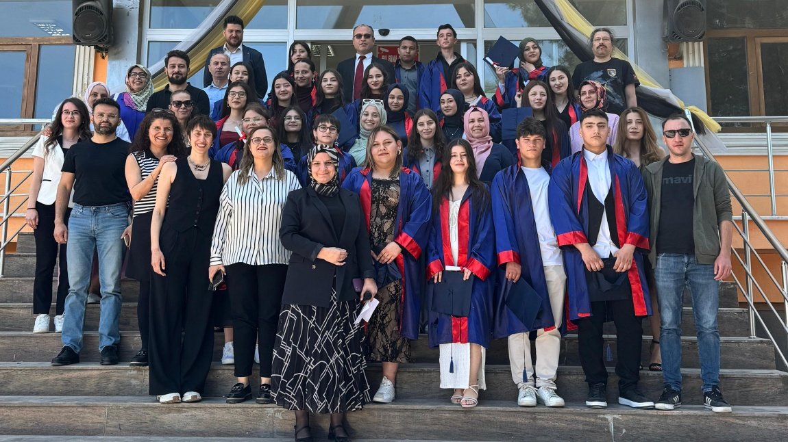 12. SINIF ÖĞRENCİLERİMİZİN GURURLU MEZUNİYET TÖRENİ  