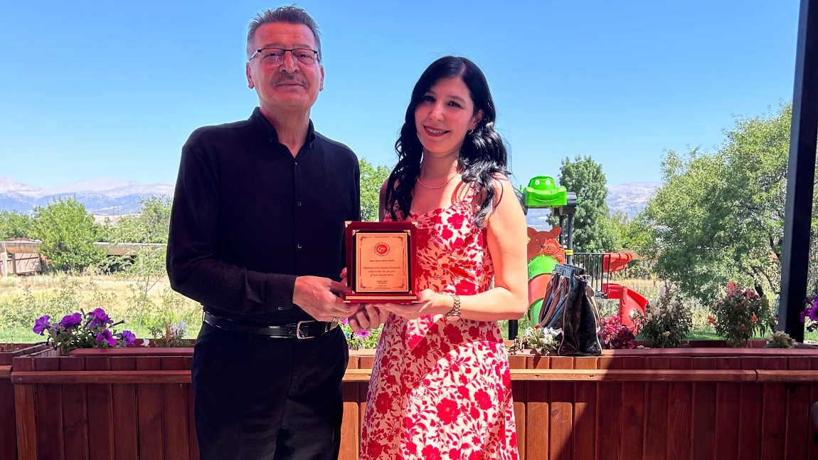 TAYİNİ ÇIKAN ÖĞRETMENLERİMİZE PLAKET TAKDİM EDİLDİ  